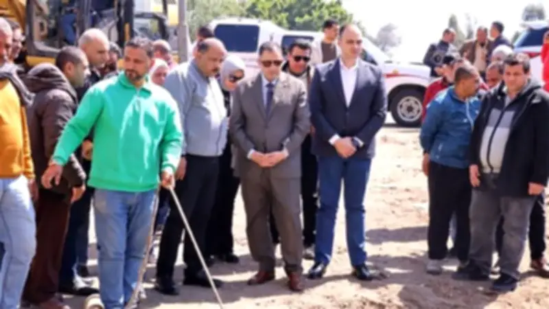 محافظ دمياط يتفقد موقع إصلاح كسر مفاجئ بخط مياه رئيسي في كفر سعد