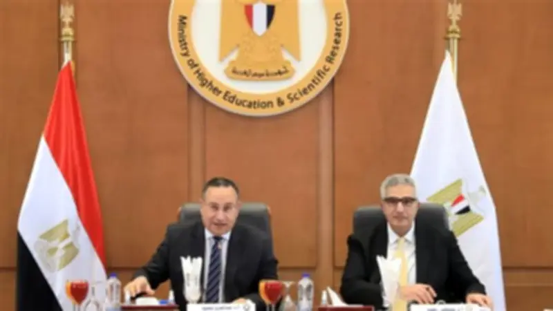 وزير التعليم العالي يوجه الجامعات لترشيد الطاقة باستخدام الوحدات الشمسية وزيادتها