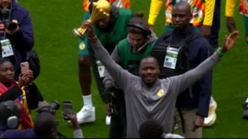 رغم قرار سحب اللقب.. السنغال تحتفل بكأس أمم أفريقيا قبل ودية بيرو في فرنسا