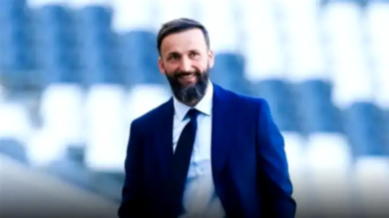 قبل مواجهة الزمالك.. شباب بلوزداد يعلن إيقاف المدرب ويُقرر إجراءات صارمة داخل الفريق