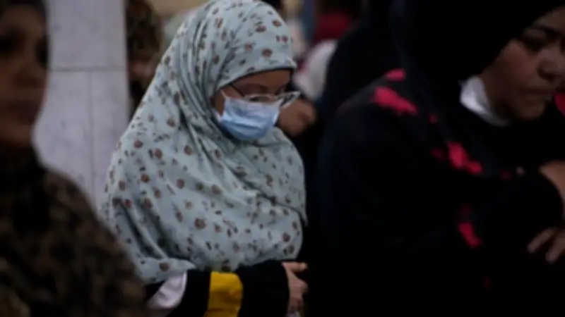 دار الإفتاء توضح حكم إمامة المرأة للنساء في الصلاة وتفاصيل وقوفها