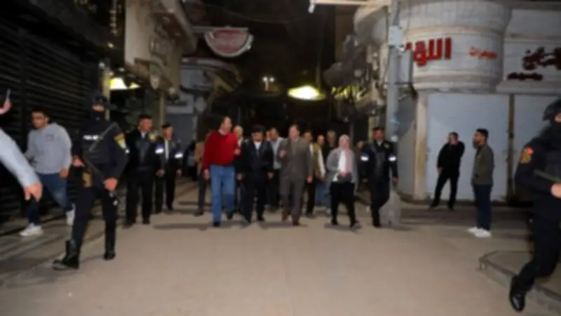 محافظ دمياط يجري جولة مسائية لمتابعة غلق المحال التجارية والمطاعم