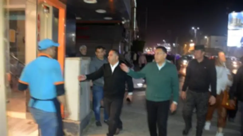 محافظ القليوبية يقود جولة مسائية في بنها وشبرا الخيمة لمراقبة تطبيق مواعيد الغلق الجديدة