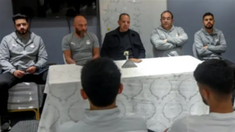 حمادة الشربيني يجتمع بلاعبي منتخب الشباب بعد مباراة الجزائر الودية