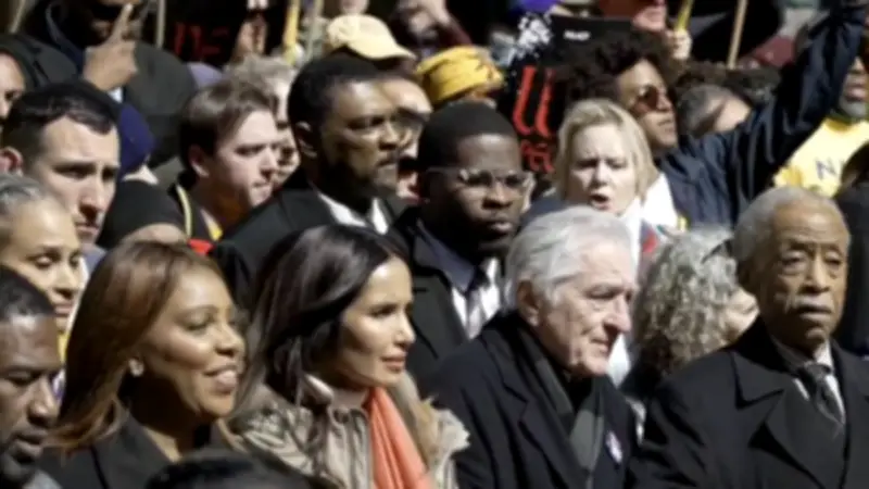 روبرت دي نيرو يقود مسيرة 'لا للملوك' في نيويورك لمهاجمة ترامب وسياساته