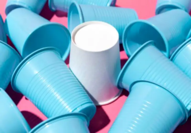 إيران تغلق سلسلة مقاهي شهيرة بسبب أكواب مشبوهة تثير جدلاً واسعاً