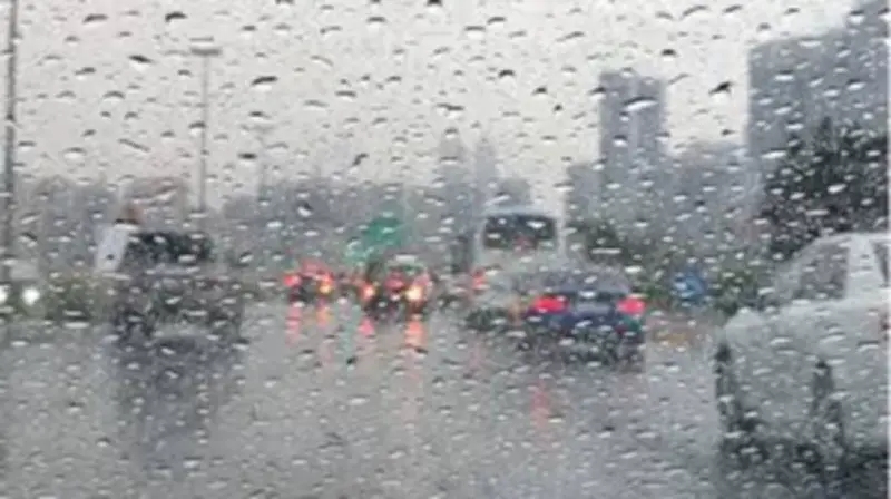 محمد صابر يكشف عن حالة المرور ويقدم إرشادات مهمة للقيادة الآمنة أثناء الأمطار