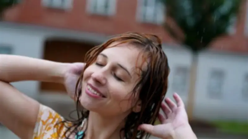 روتين متكامل للعناية بالبشرة والشعر بعد التعرض للبرد والمطر