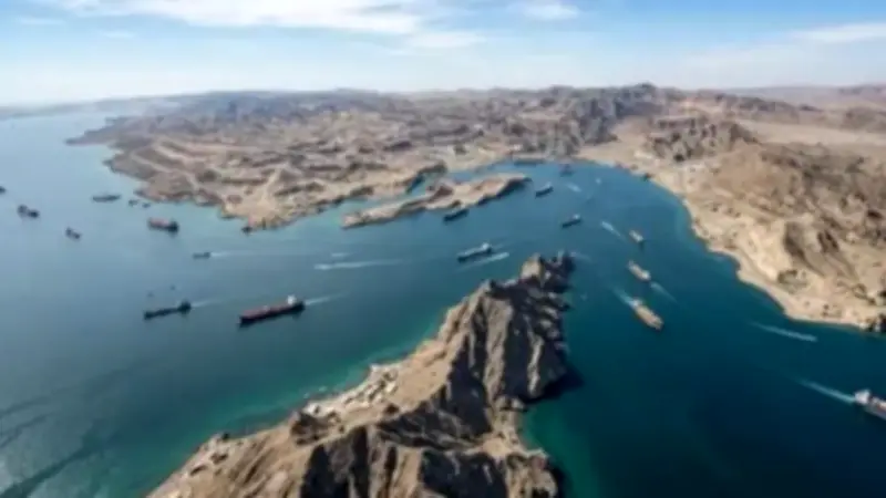 إيران تفرض مساراً جديداً لمرور السفن في مضيق هرمز وسط تصاعد التوترات الإقليمية