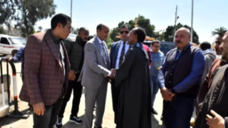 محافظ أسيوط يتفقد كوبري الحواتكة بمنفلوط لضمان تسريع وتيرة التنفيذ