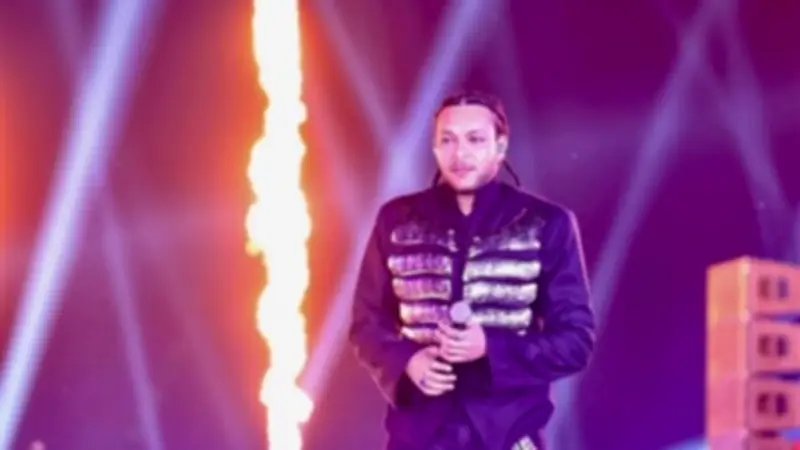 لمسة زوجته تصنع الفارق.. ويجز يلفت الأنظار بإطلالة مميزة في حفله الأخير