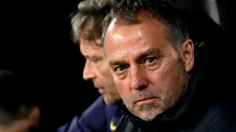 برشلونة يرفض عودة تشافي سيمونز رسمياً.. فليك يقرر عدم الجدوى