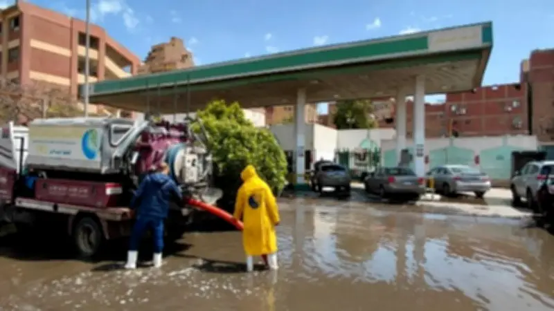 شركة الصرف الصحي بالقاهرة تواصل سحب مياه الأمطار لضمان سلاسة الحركة المرورية