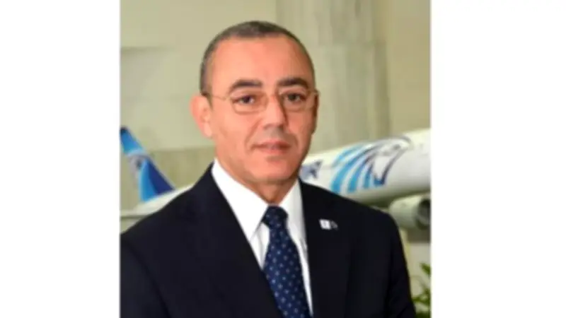 وزير الطيران الحالي يعزي سلفه حسام كمال في وفاة والدته