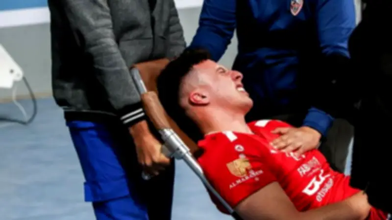 لاعب الأهلي سيف عابد يعاني من قطع في الرباط الصليبي ويغيب عن الموسم