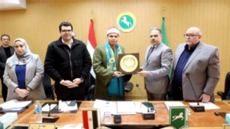 محافظ الشرقية يكرم القارئ محمد كامل بعد فوزه بالمركز الأول في مسابقة دولة التلاوة