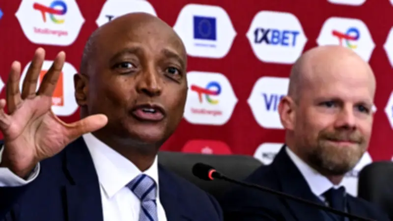 رئيس كاف يعترف بتحيز حكام أفريقيا ويرسل رسالة مصالحة للسنغال والمغرب