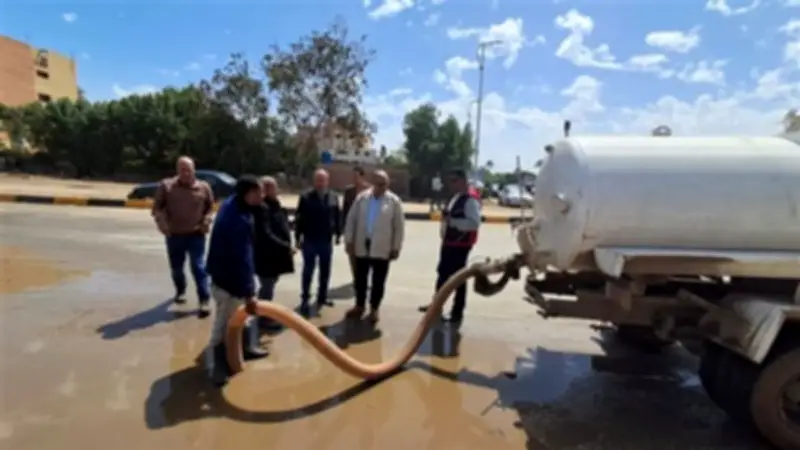 الجيزة تتصدى للأمطار بخطة طوارئ شاملة وتكثيف المعدات في الشوارع