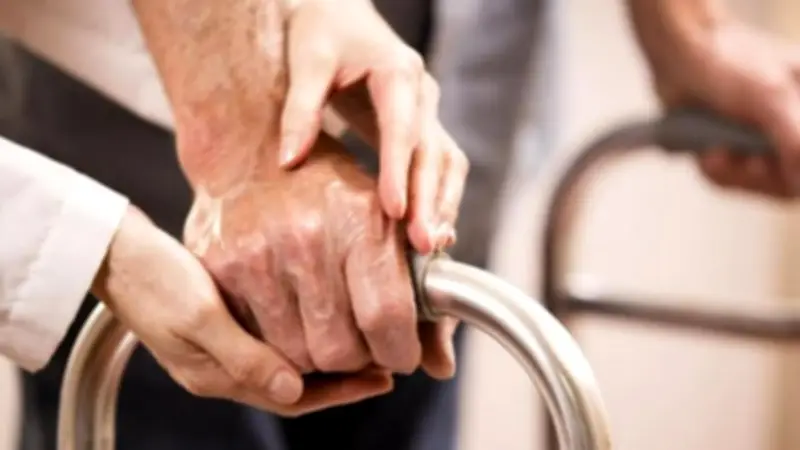 الحبس والغرامة عقوبة إهمال المسنين.. القانون يجرم التقصير في الرعاية