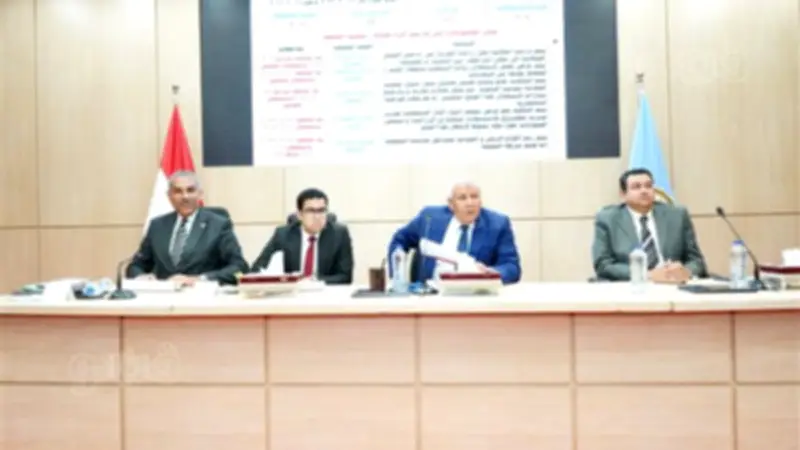 محافظ مطروح يعقد اجتماعاً طارئاً لتعزيز الانضباط وتحسين الخدمات في الشارع