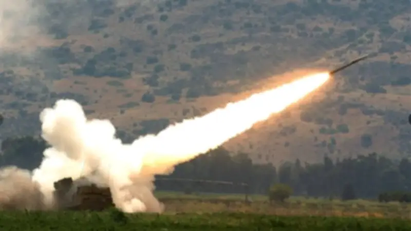 حزب الله يشن هجمات صاروخية وانقضاضية على إسرائيل وتصاعد التوتر في المنطقة