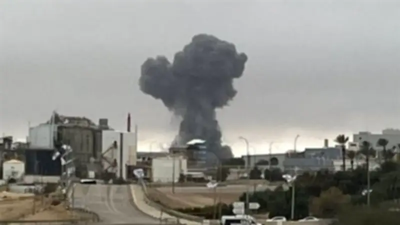 هل يتأثر سكان غزة وسيناء بالإشعاعات الخطرة بعد قصف مصنع في النقب؟