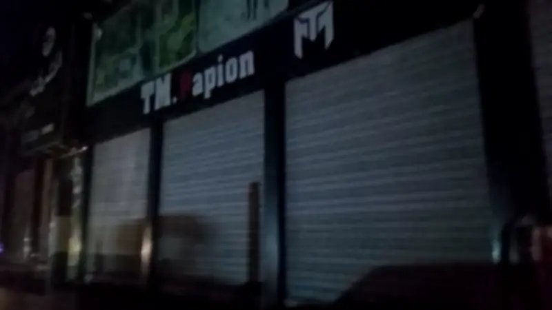 محافظ الدقهلية يتفقد التزام المحلات بمواعيد الإغلاق في السنبلاوين خلال جولة ميدانية