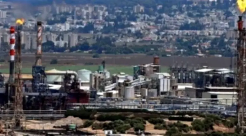 اشتعال النيران في مصفاة حيفا بعد قصفها برشقة صاروخية إيرانية