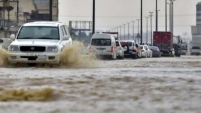 السعودية تطلق تحذيرًا عاجلًا من أمطار رعدية وسيول تضرب مناطق متعددة حتى الخميس