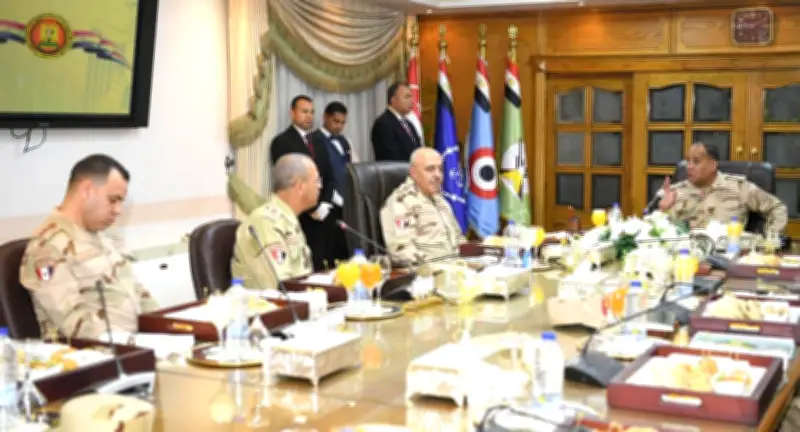 وزير الدفاع يلتقي مقاتلي الجيشين الثاني والثالث الميدانيين في زيارة ميدانية