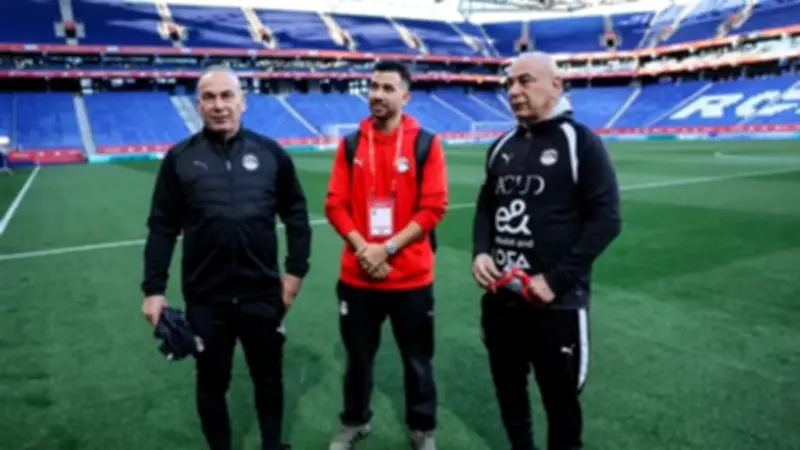 حسام حسن يتفقد ملعب إسبانيول استعدادًا لمباراة ودية تاريخية مع إسبانيا