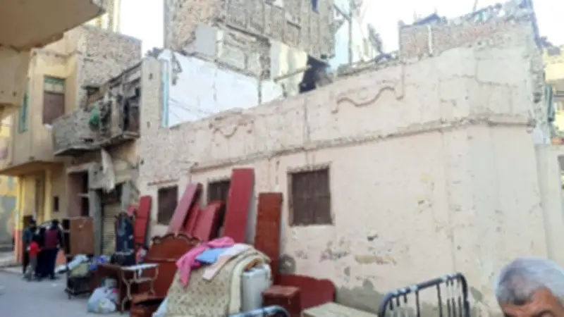 انهيار جزئي لعقار سكني في المحلة الكبرى دون إصابات.. والسلطات تتدخل