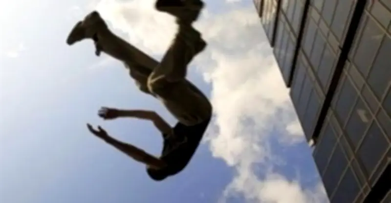 مصرع يمني الجنسية بعد سقوطه من الطابق الثامن في عقار بالدقي بالجيزة