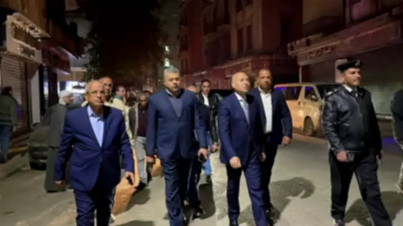 مواطن يلقي التحية على محافظ القاهرة بـ"منور ياريس" أثناء تفقده شارع الترعة بشبرا