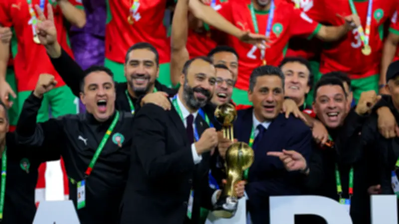 التجربة المغربية ترفع سقف طموحات الكرة العمانية في تحدٍ زمني مثير