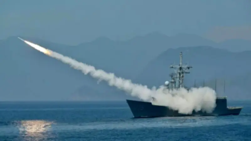 إيران تستهدف ناقلة نفط كويتية في ميناء دبي.. أضرار مادية وحريق