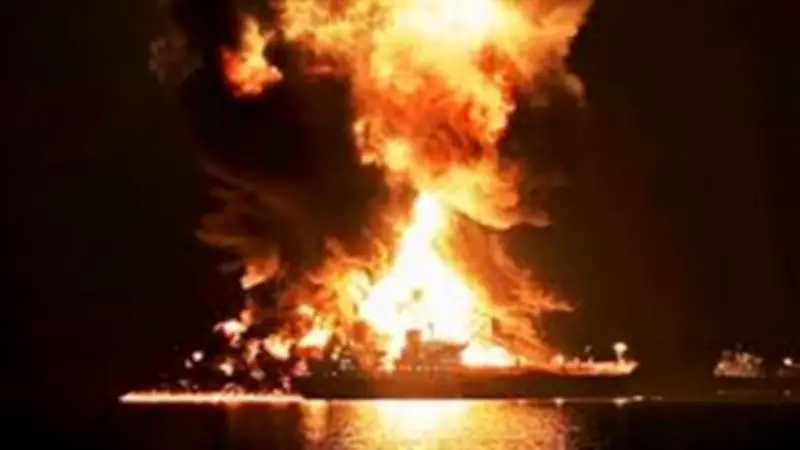 فرق الإطفاء البحري في دبي تتعامل مع حريق ناقلة نفط كويتية بعد هجوم بطائرة مسيرة