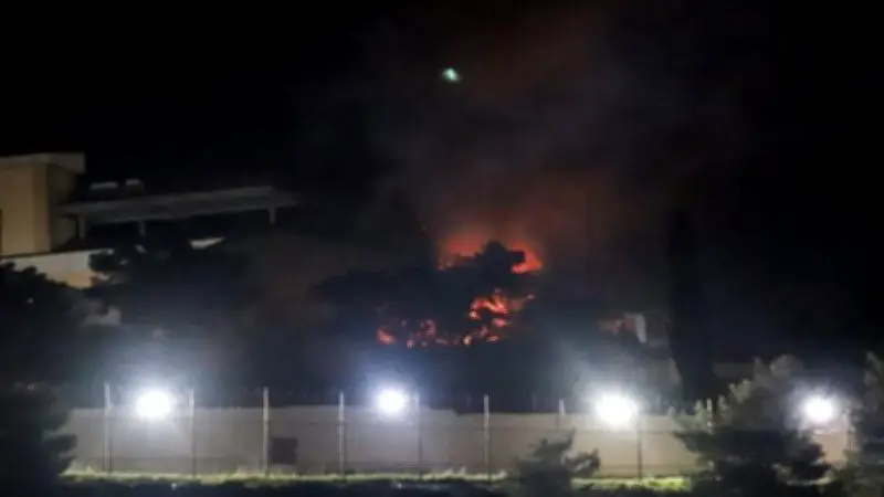 الكويت تعلن اندلاع حريق في ناقلة نفط سالمي عقب هجوم في ميناء دبي