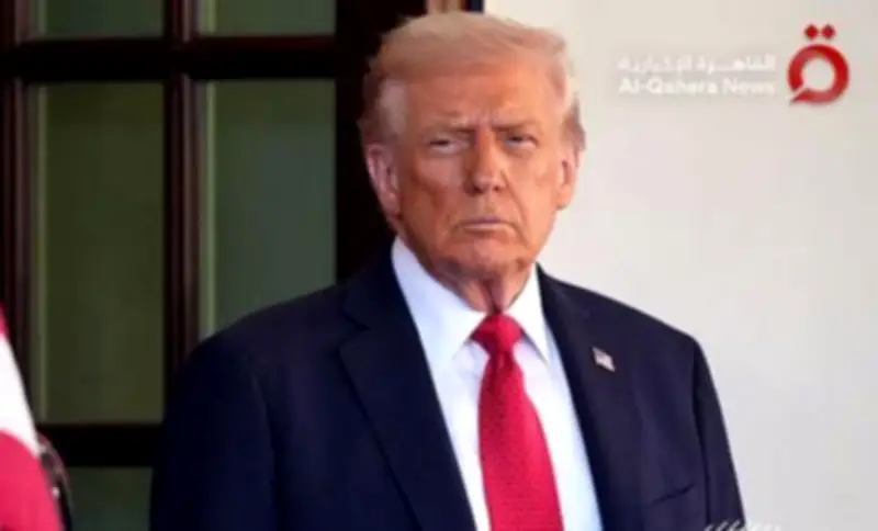 وول ستريت جورنال: ترامب مستعد لوقف الحرب حتى لو ظل مضيق هرمز مغلقاً