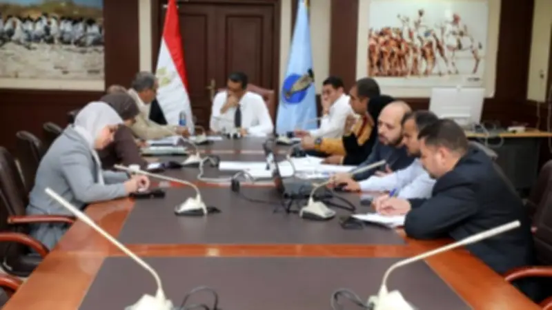 محافظ البحر الأحمر يوجه بوضع هوية بصرية عالمية لممشى الغردقة ومواجهة التعديات