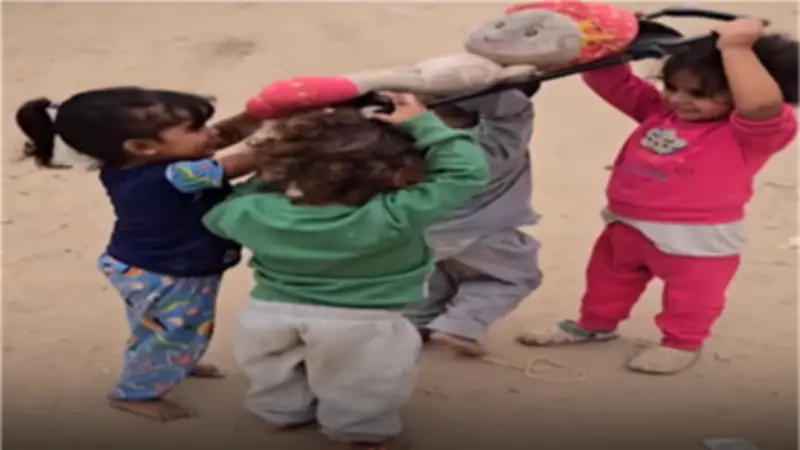 «كانوا بيلعبوا».. مشهد مؤثر لأطفال غزة يبكي الملايين حول العالم