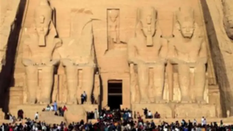 إقبال سياحي كبير على معبد رمسيس الثاني في أبو سمبل بأسوان