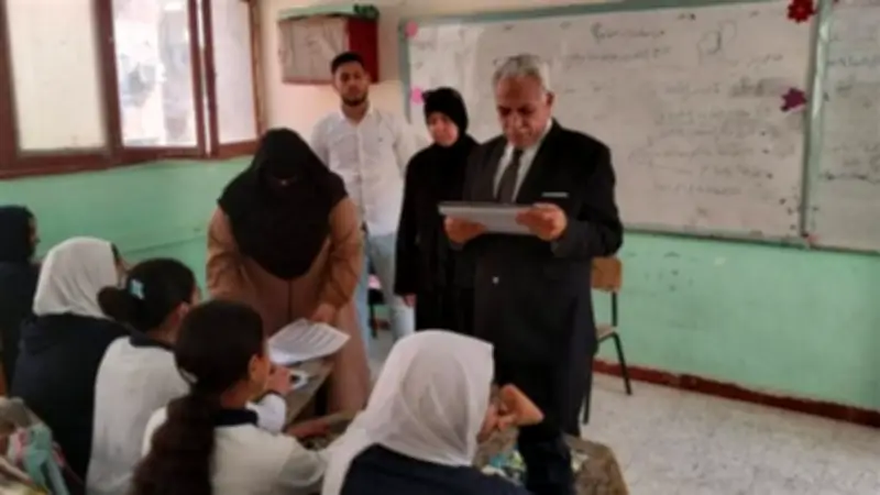 وكيل تعليم الإسماعيلية يجري جولة مفاجئة لمتابعة انتظام الدراسة والتقييمات