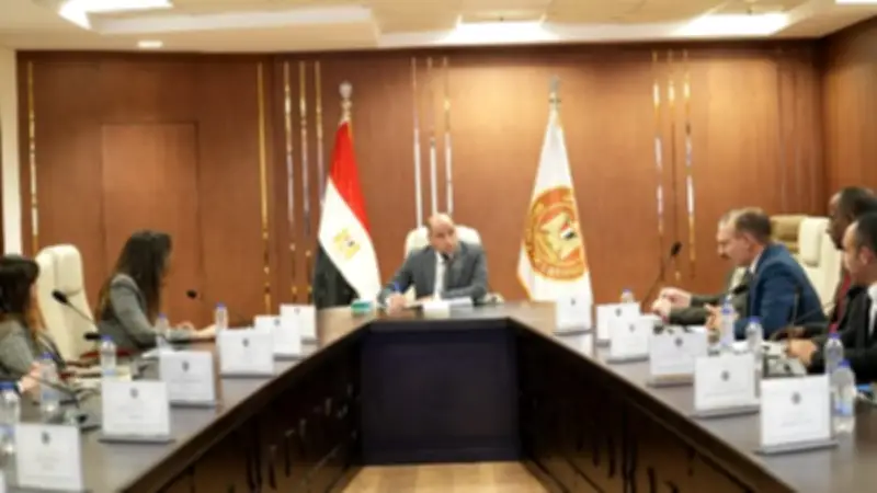 وزير العمل يبحث مع شركات التوصيل آليات توسيع الحماية الاجتماعية للسائقين