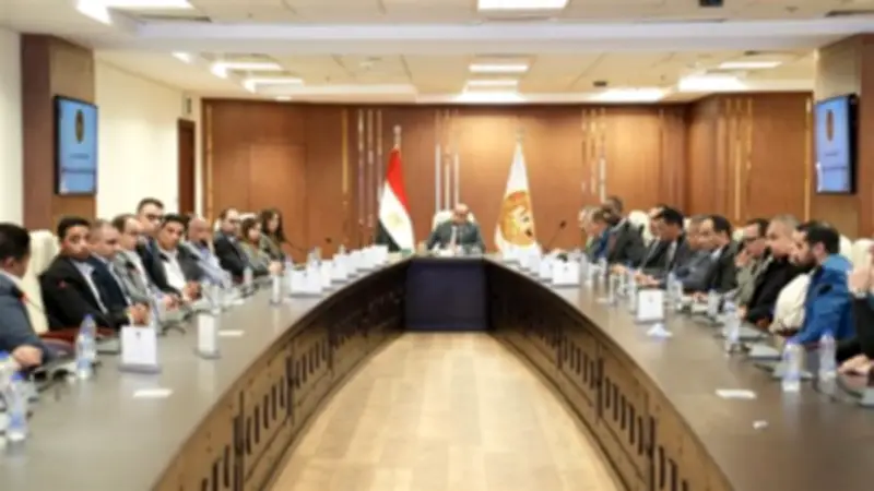 وزير العمل يلتقي شركات التوصيل لبحث توسيع الحماية الاجتماعية للعاملين