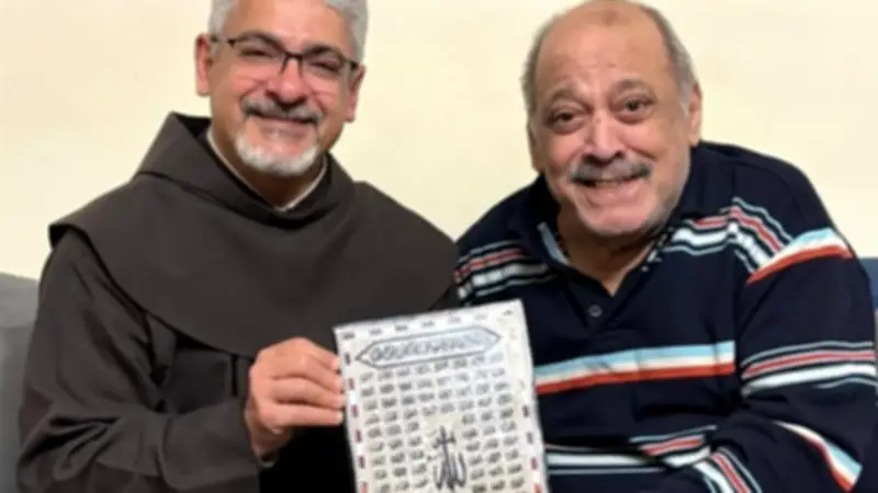 زيارة الأب بطرس دانيال للفنان ضياء الميرغني بعد تعافيه من أزمته الصحية