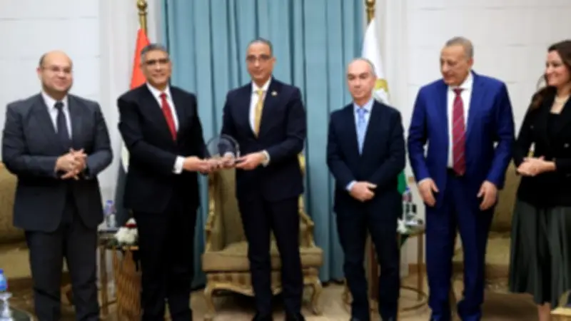 محافظ الجيزة يكرّم المهندس عادل النجار السابق ويهديه درع المحافظة تقديرًا لجهوده المتميزة