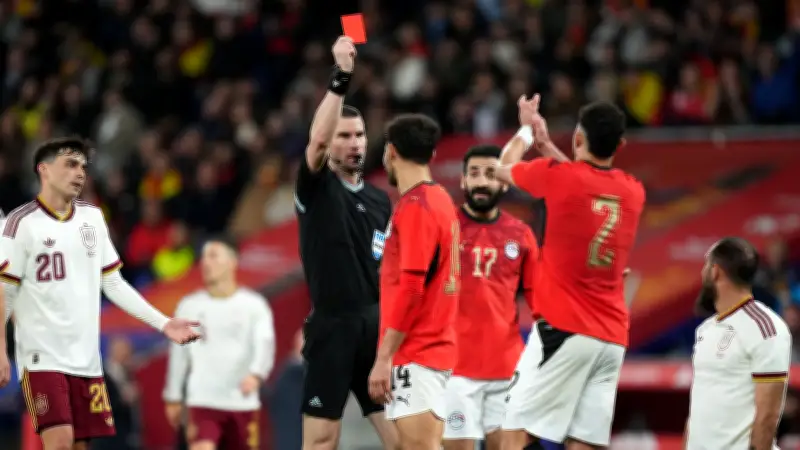 طرد حمدي فتحي يعقد مهمة مصر في المباراة الودية أمام إسبانيا