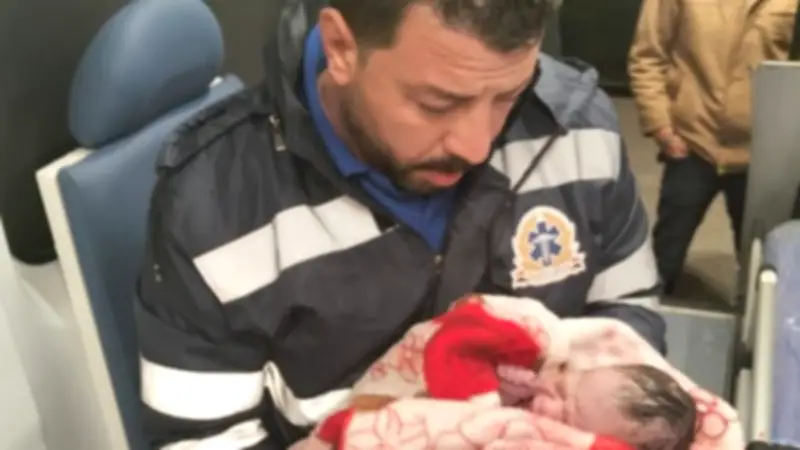 مسعف بطولي ينقذ أم وطفلها من ولادة متعسرة داخل منزل بالدقهلية