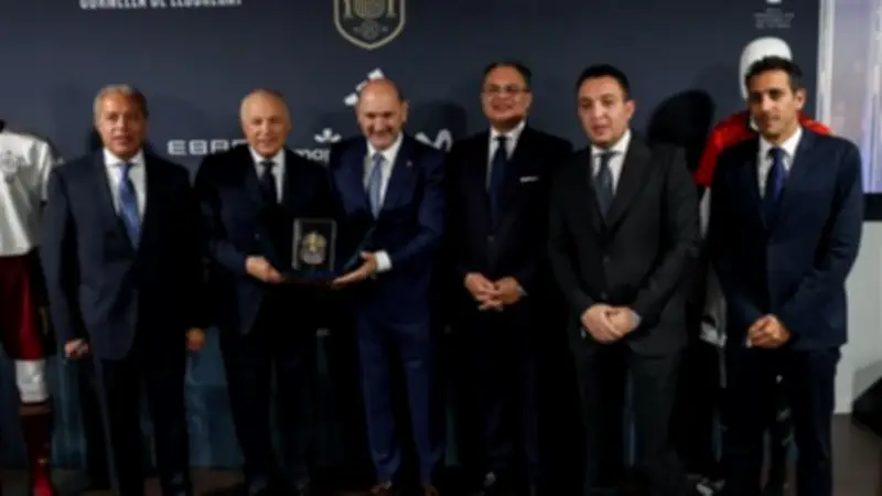 أبوريدة يهدي درعًا تذكاريًا لرئيس الاتحاد الإسباني رغم الهتافات العنصرية ضد منتخب مصر